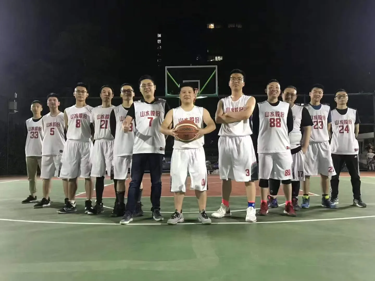 Tengxuan Travel employee basketball team on a court