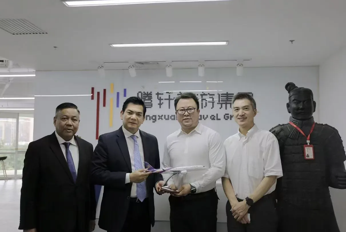Tengxuan Travel team members in a partner meeting recognition photo