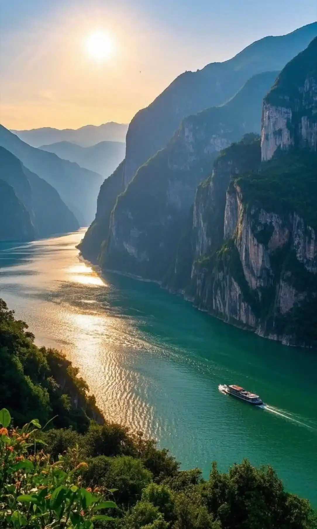 Yangtze River cliffs in the Three Gorges region