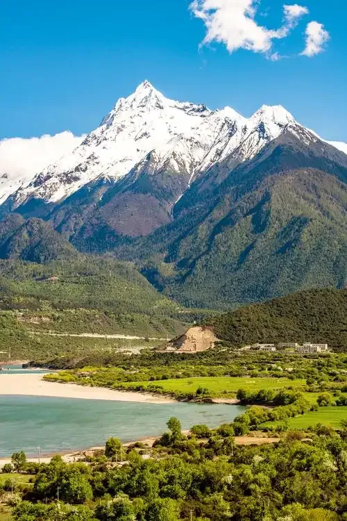 Tibetan monastery and mountain scenery